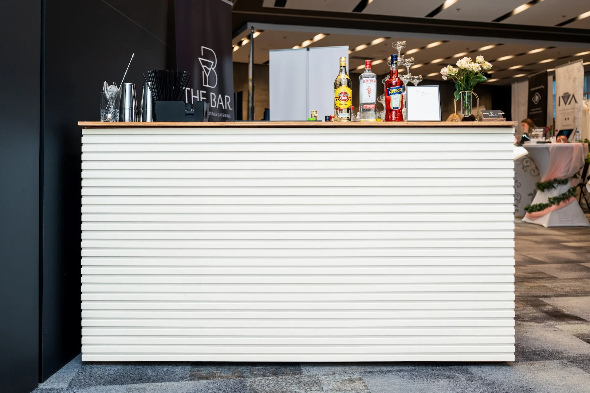 Mobilní bar – bílé provedení